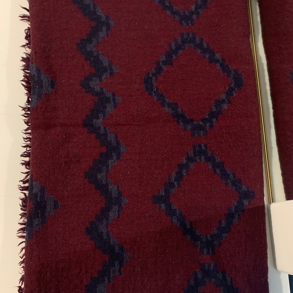 Aritzia Reversible Blanket Scarf - Picture 2 of 4